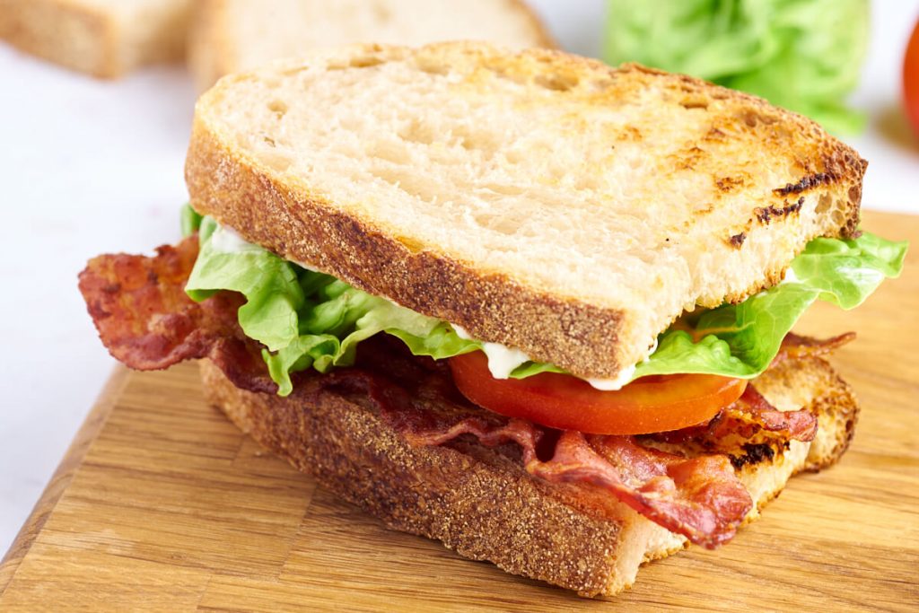 BLT sandwich på skærebræt.