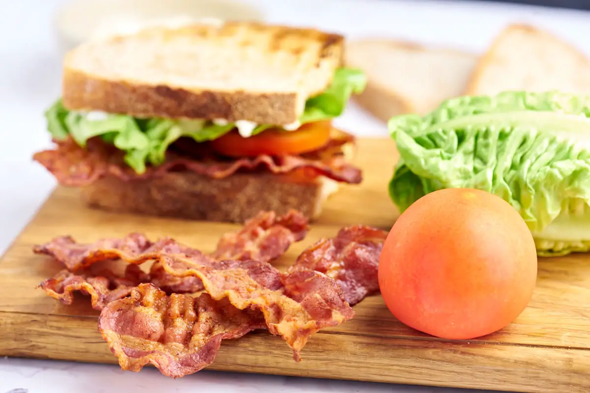 BLT sandwich med sprøde bacon, salat og tomat foran