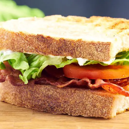 blt sandwich med bacon tomat og salat i brød