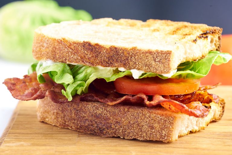 blt sandwich med bacon tomat og salat i brød
