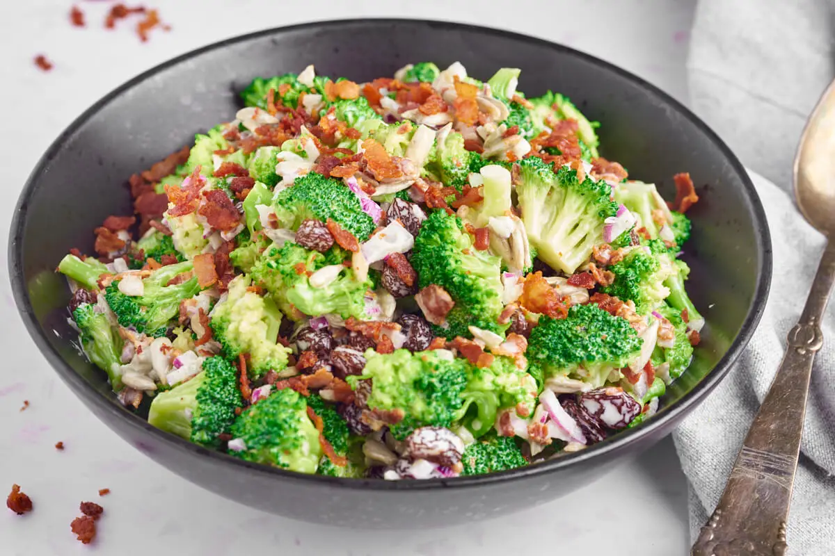 skål med broccolisalat med bacon og ske ved siden af