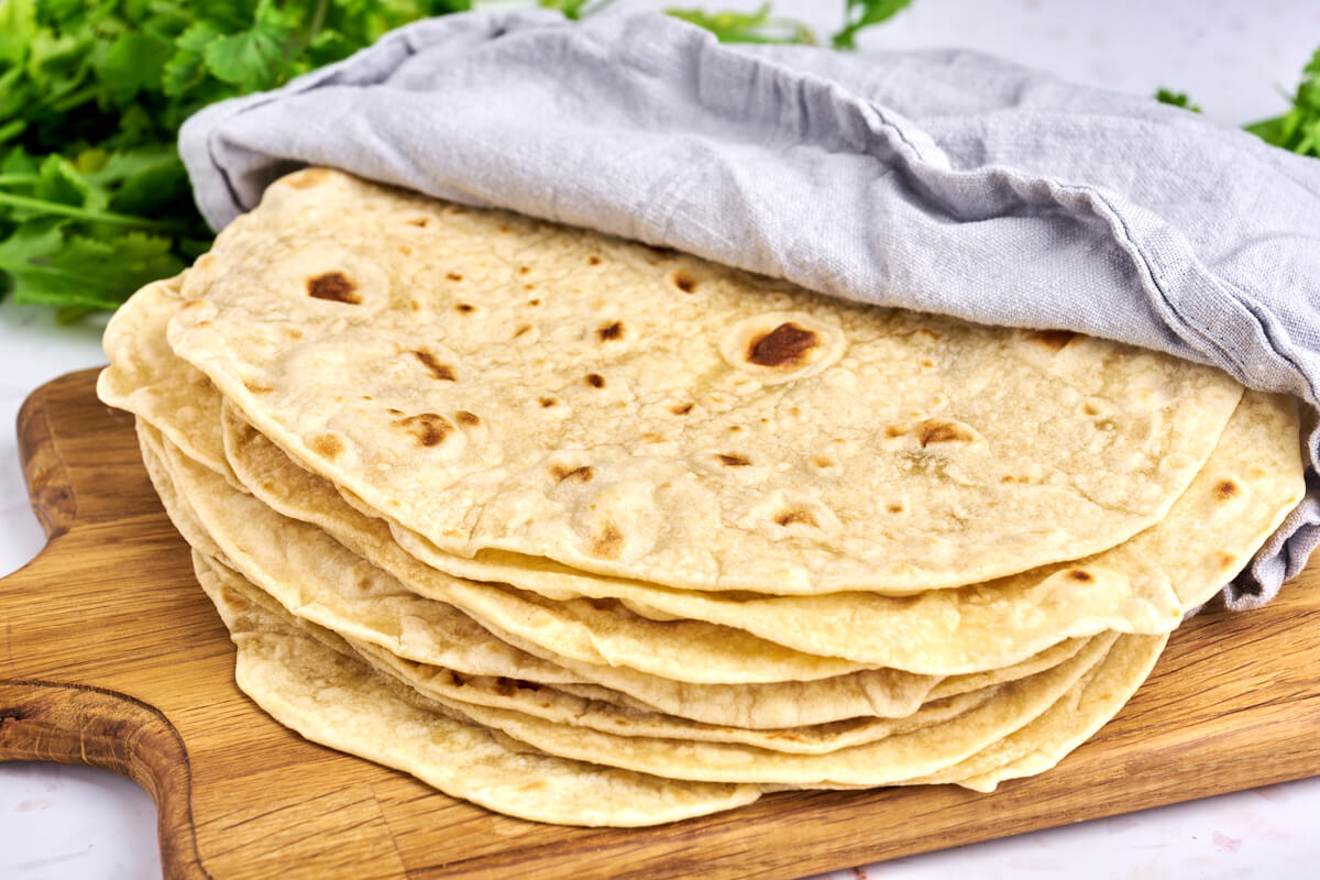 hjemmelavede tortillas med viskestykke over.