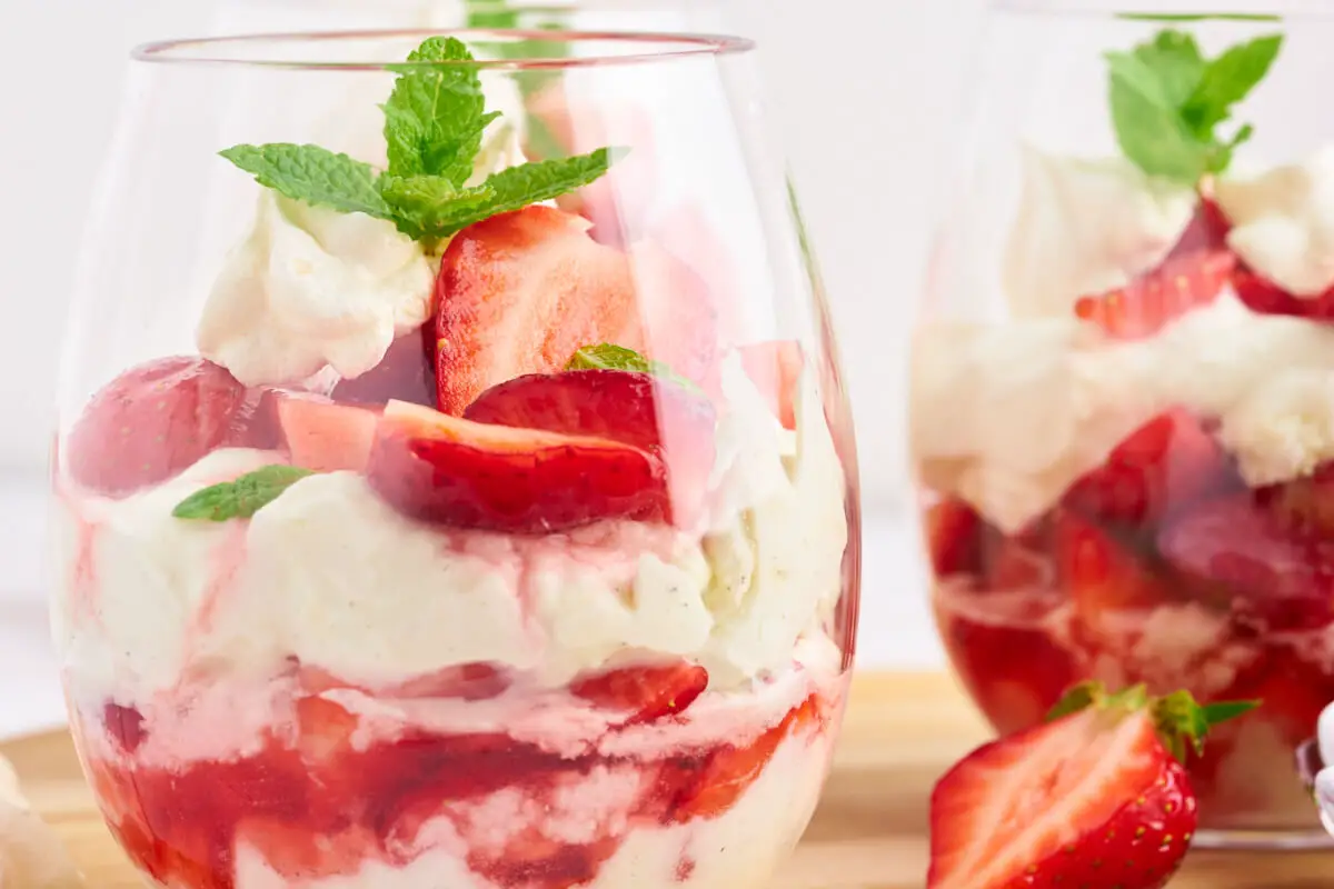 eton mess dessert med jordbær i glas