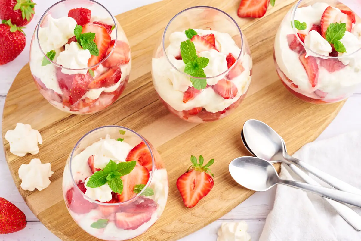 4 dessertglas med eton mess med jordbær vaniljecreme og marengs