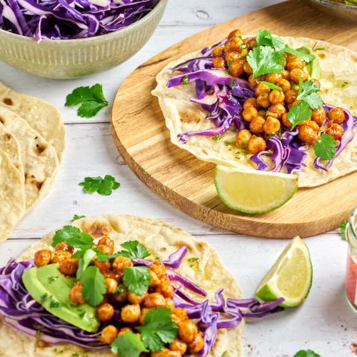 veganske bløde tacos med krydret kikærtefyld som vegetar tortillas