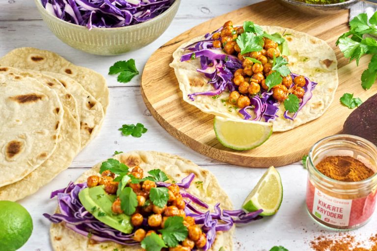 veganske bløde tacos med krydret kikærtefyld som vegetar tortillas