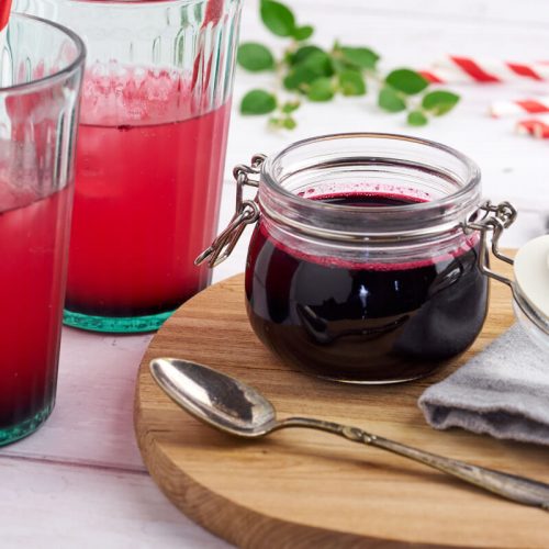 hjemmelavet blåbærsirup i glas til drinks eller desserter