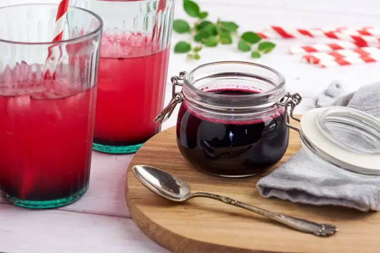 hjemmelavet blåbærsirup i glas til drinks eller desserter