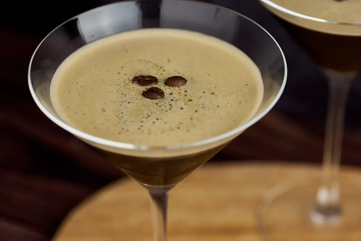 espresso martini med skum og kaffebønner på toppen