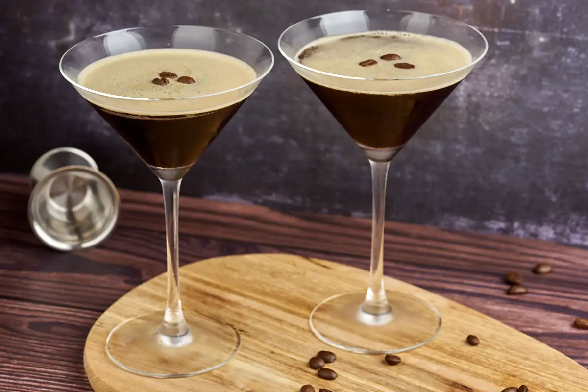 espresso martini i martini glas med kaffebønner på toppen