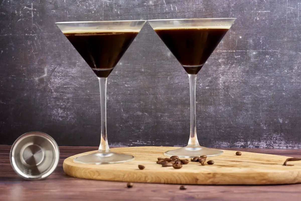 to høje martiniglas med espresso martini med kahlua