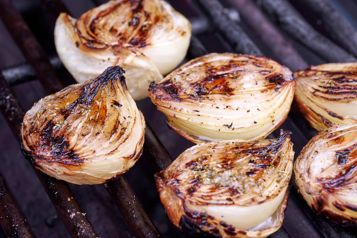 grillede løg der er næsten færdige.