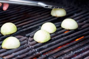 grillede løg der lige er kommet på grillen.