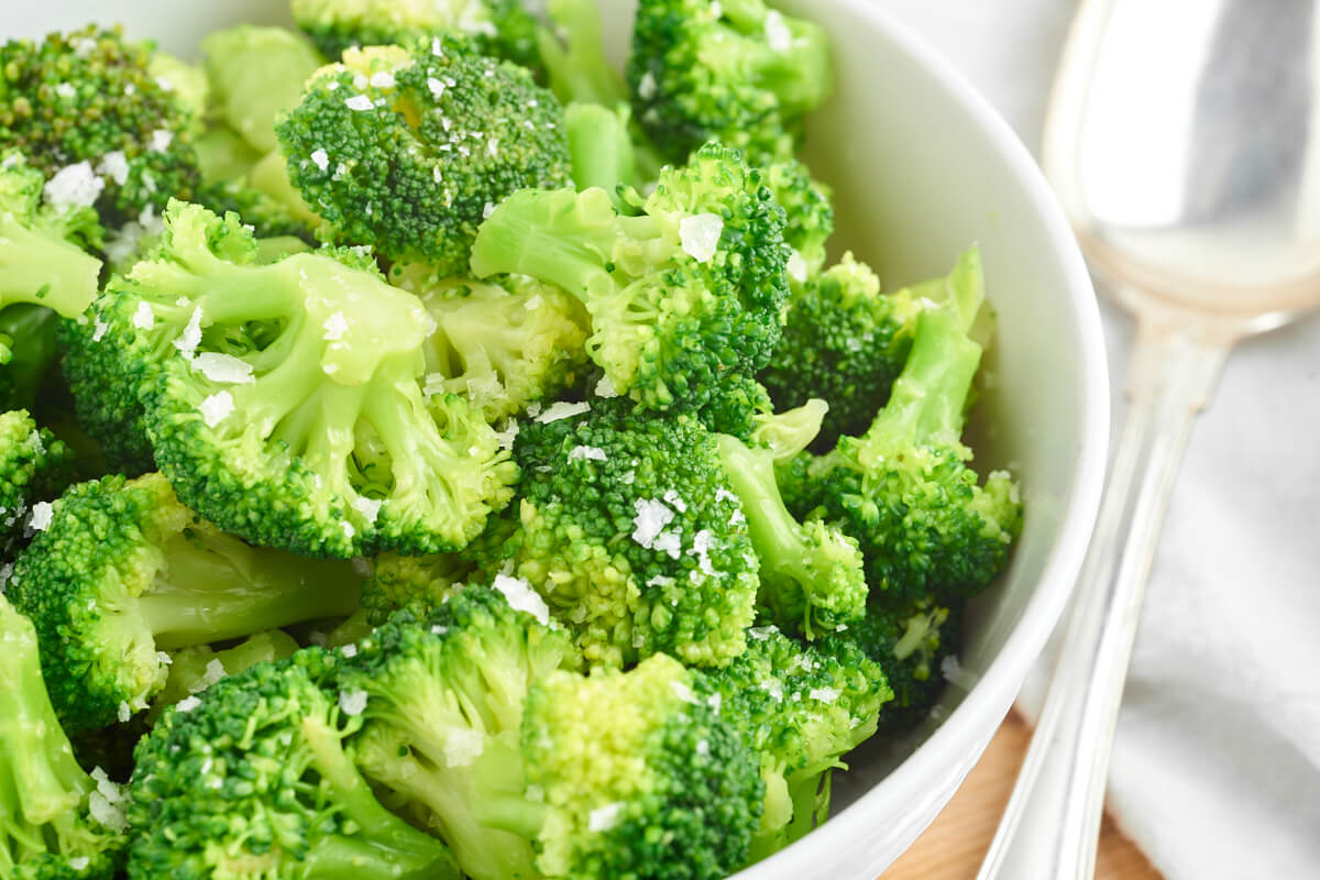 hvid skål med kogt broccoli kogetid