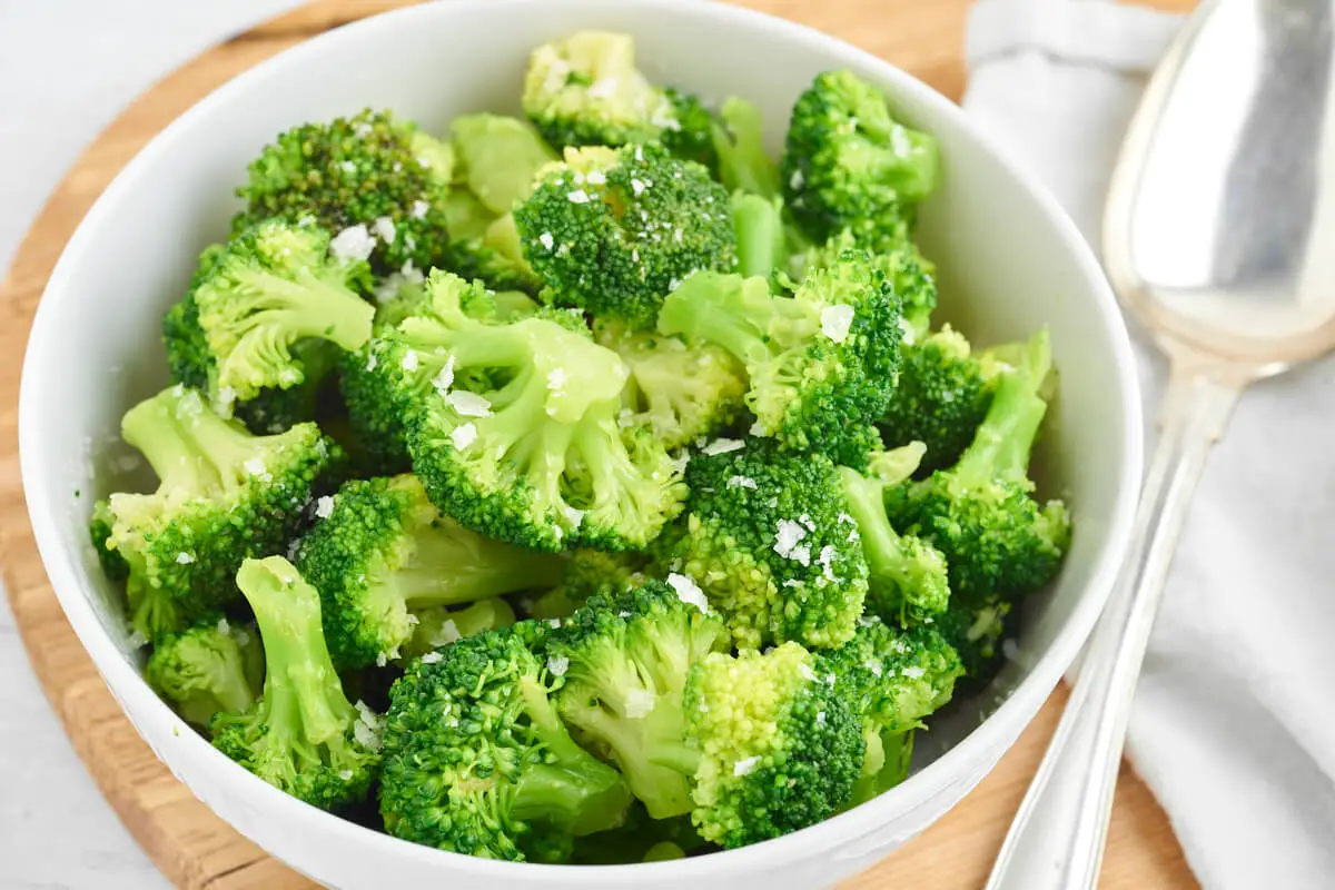 skål med kogt broccoli med salt