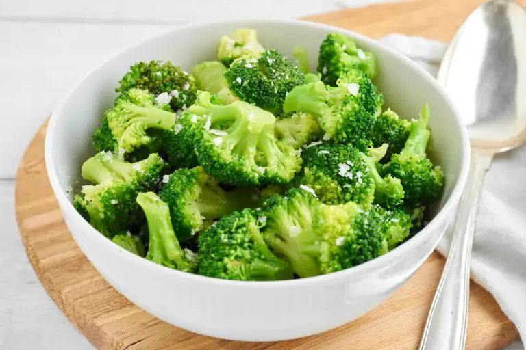 kogt broccoli i hvid skål drysset med flagesalt
