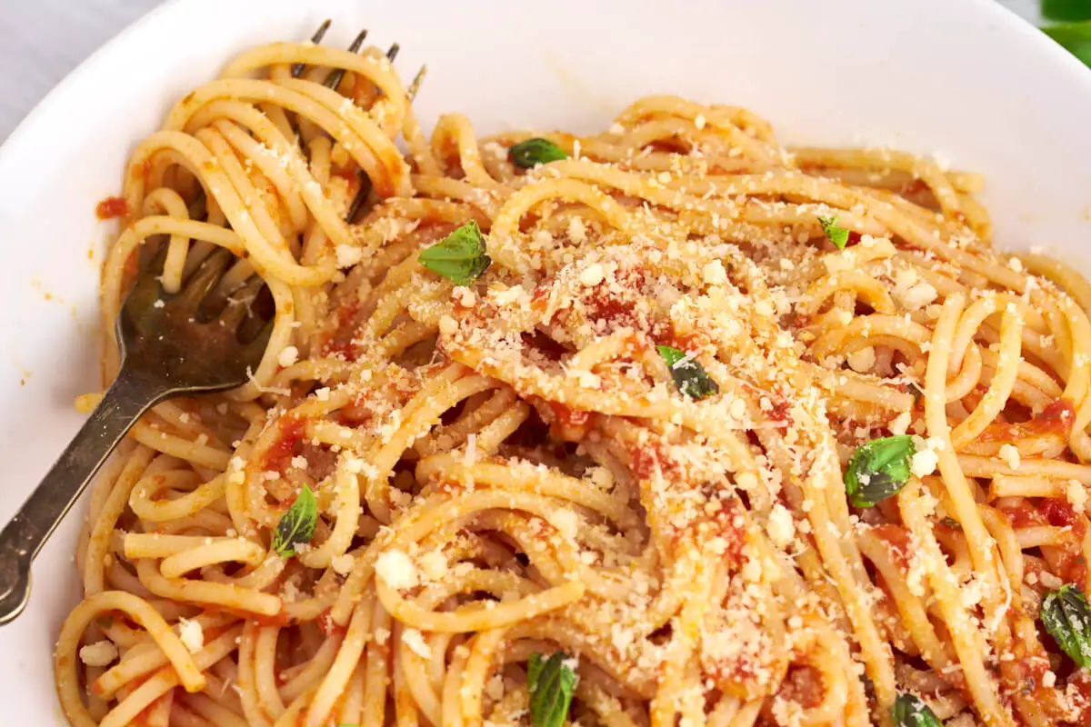 pasta pomodoro med tomatsovs og basilikum på toppen