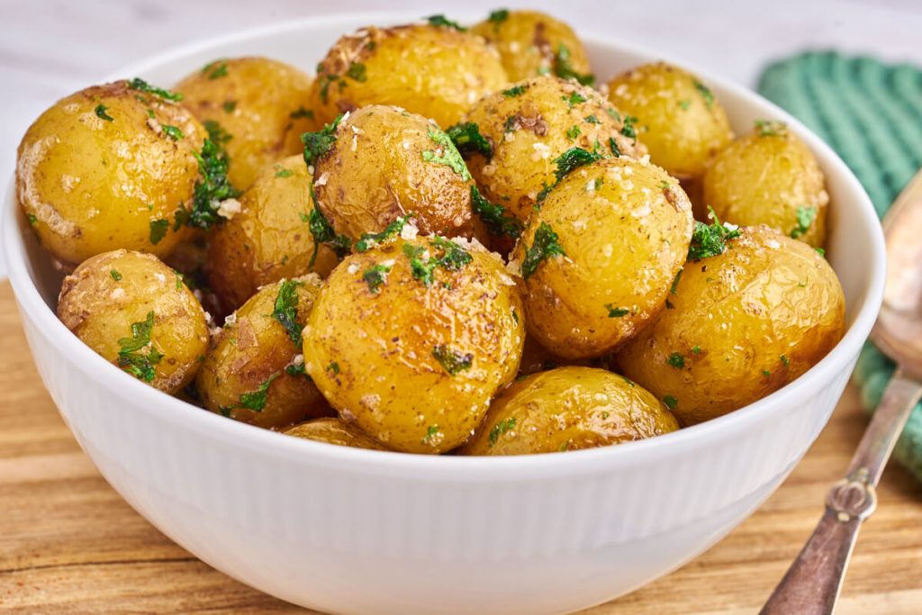 Smørstegte kartofler med persille Opskrift på de bedste små kartofler