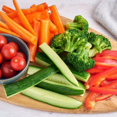 fad med gnavegrønt i form af gulerødder, broccoli, peberfrugt, tomater og agurk