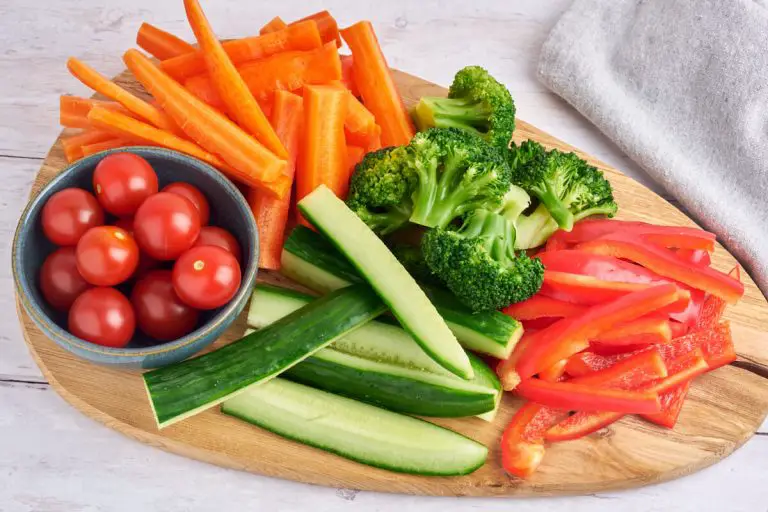 fad med gnavegrønt i form af gulerødder, broccoli, peberfrugt, tomater og agurk