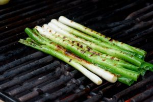 grillede forårsløg på grill.