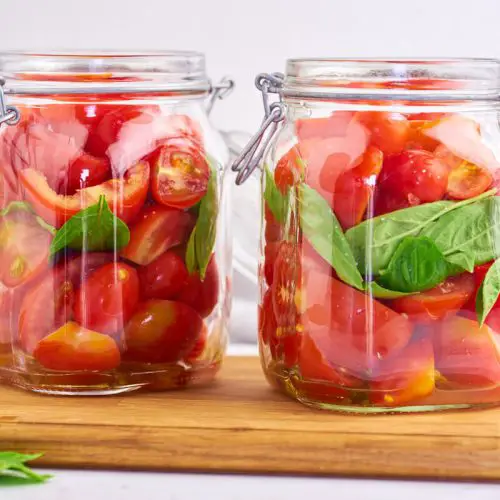 henkogte tomater med basilikum i glas