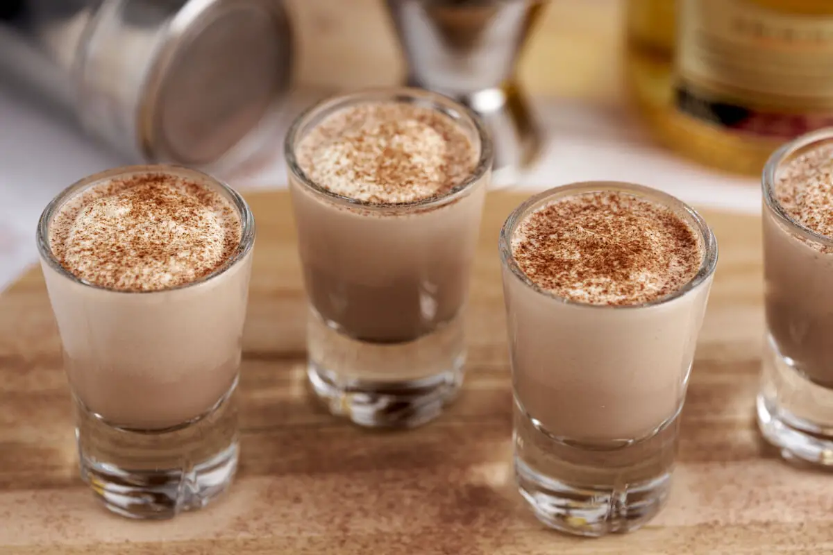 kinderæg shots med licor 43, flødeskum og kakaomælk
