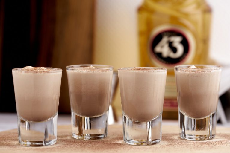kinderæg shots med licor 43, flødeskum og kakaomælk