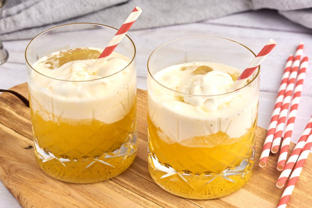 københavnerstang drink med vaniljeis og ananasjuice samt vodka.