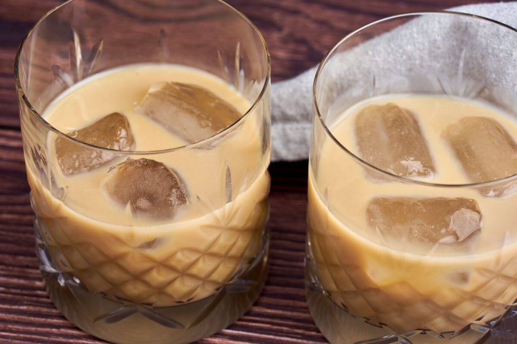 mudslide drinks med kahlua, baileys og vodka.