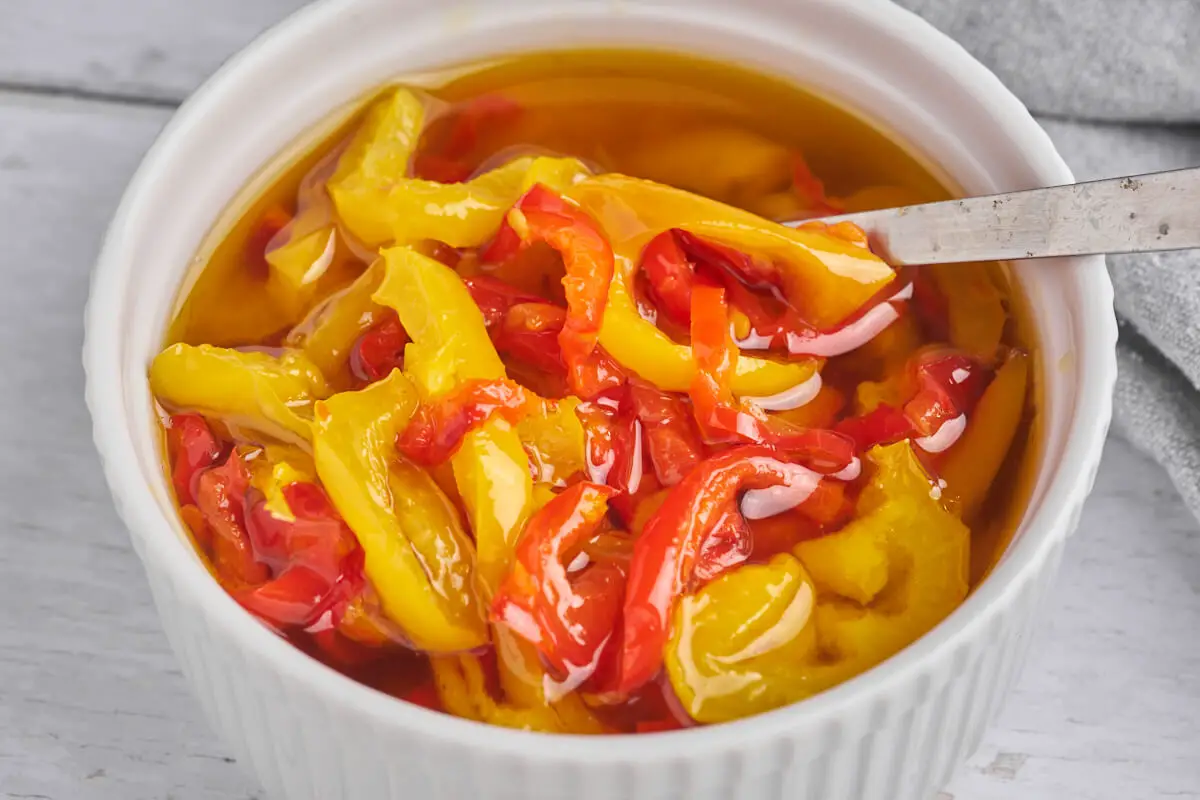 røde og gule peberfrugter i olie til tapas eller som tilbehør