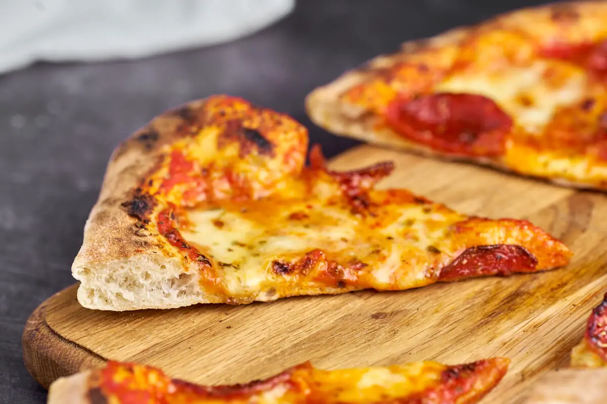 skive af pepperoni pizza med tomatsovs og ost