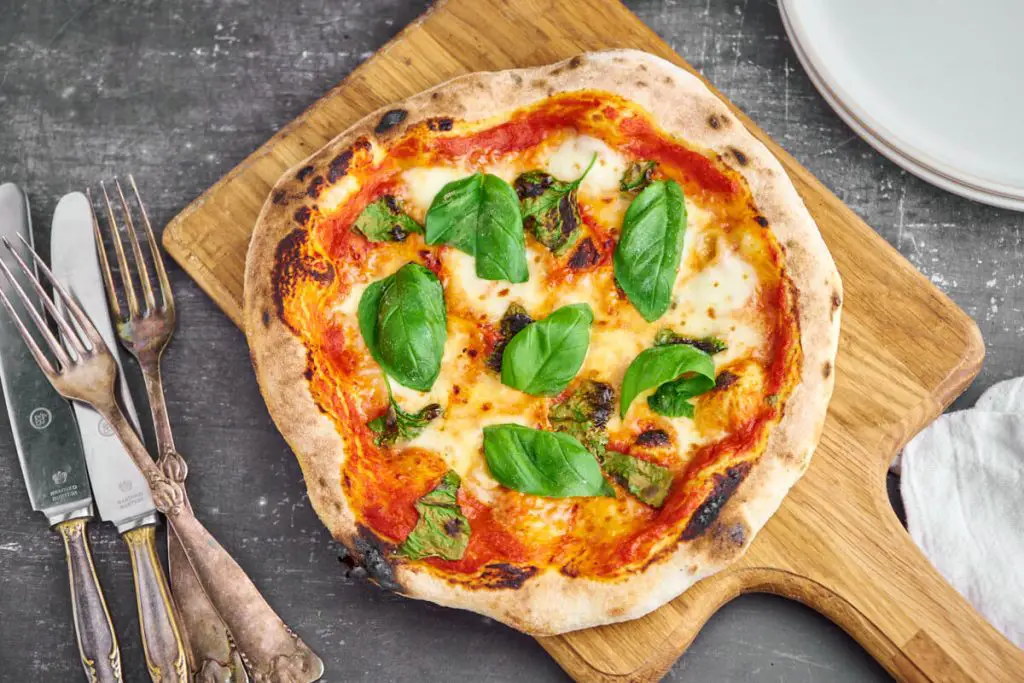 pizza margherita med tomat, ost og basilikum