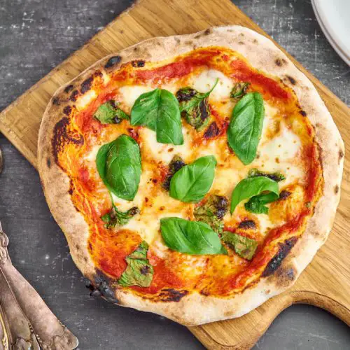 pizza margherita med tomat, ost og basilikum