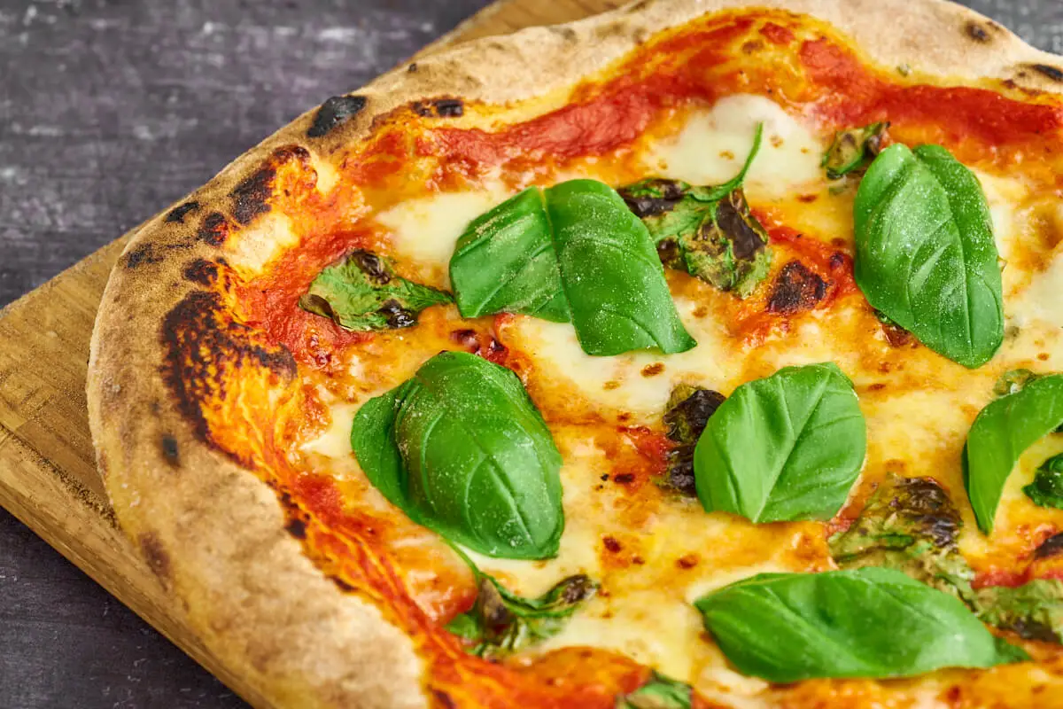 pizza margherita med ost basilikum og tomatsovs