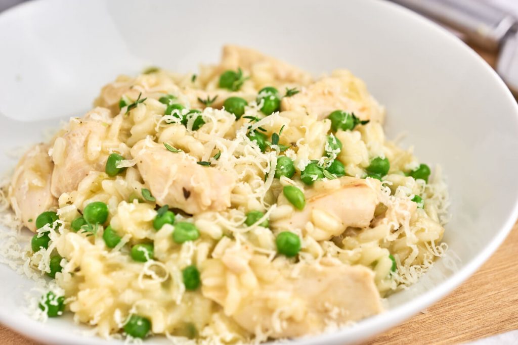 Risotto med kylling og ærter Nem opskrift på cremet kyllingerisotto