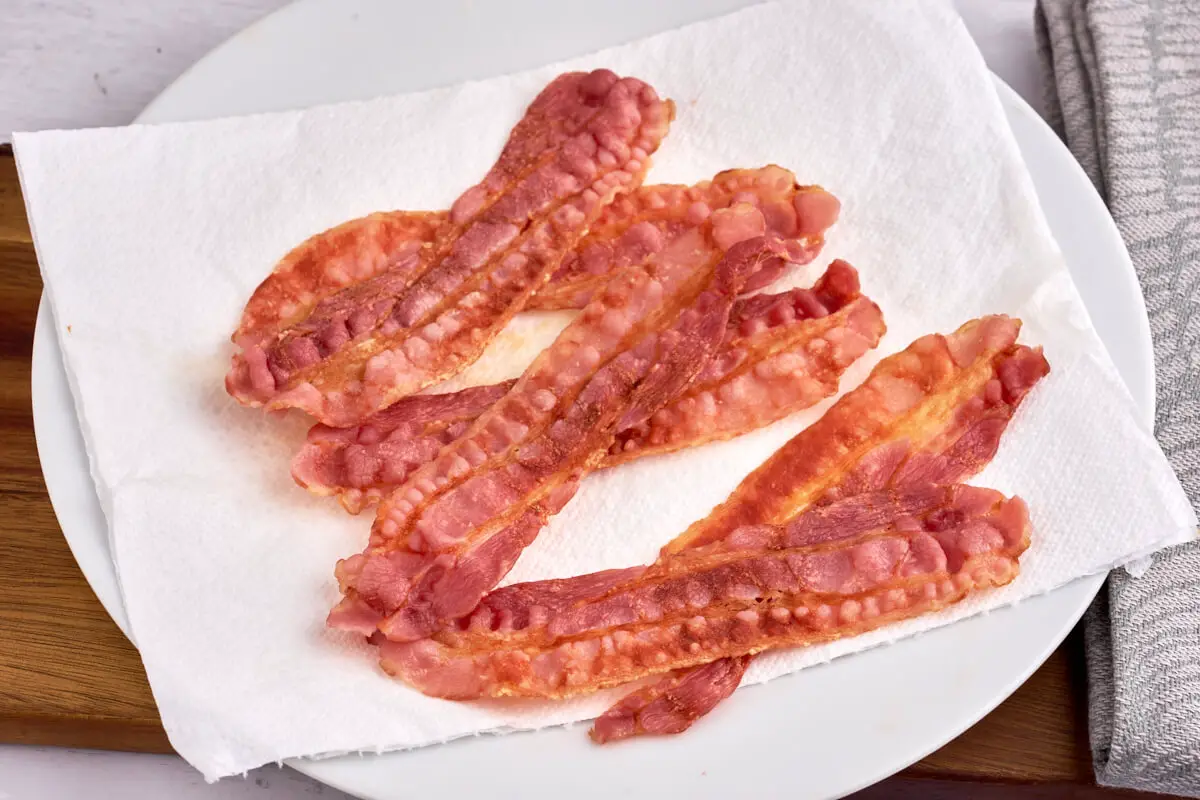 tallerken med bacon lavet i mikroovn på køkkenrulle