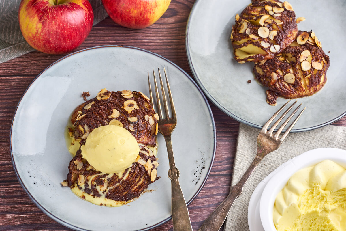 to tallerkener med hasselback æbler med vaniljeis