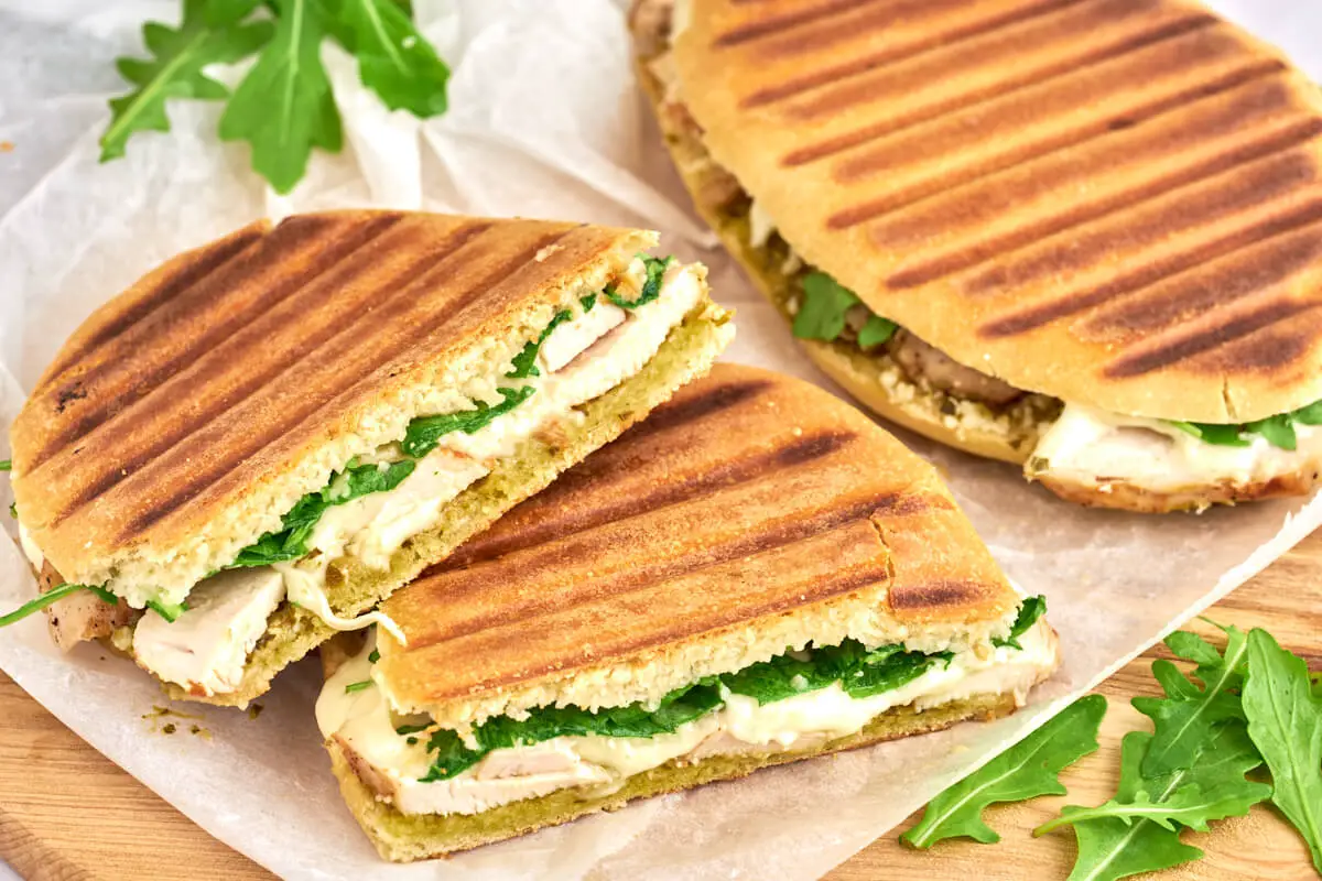 grillet sandwich panini med kylling og pesto