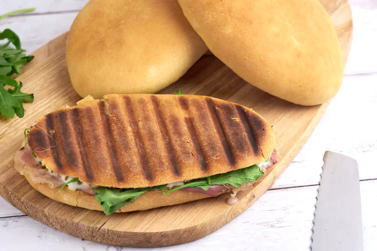 hjemmebagte paninibrød og panini sandwich med skinke og ost