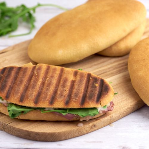 hjemmelavede paninibrød til italienske sandwich