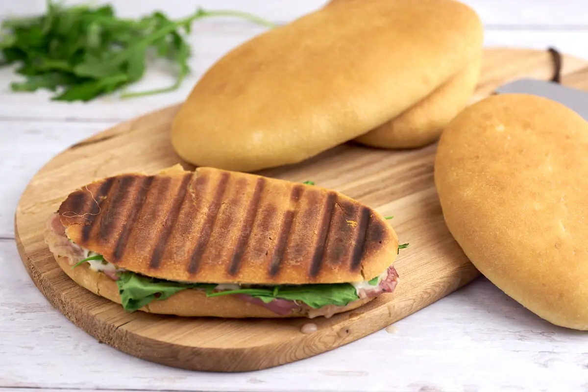 hjemmelavede paninibrød til italienske sandwich