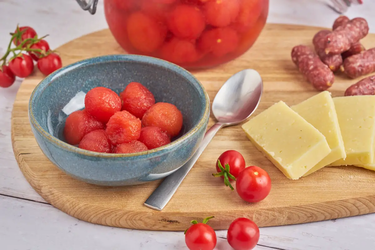 tapas med ost, pølse og syltede tomater