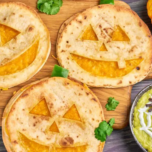 halloween quesadillas som græskarlygter med cheddarost indeni og guacamole i skål