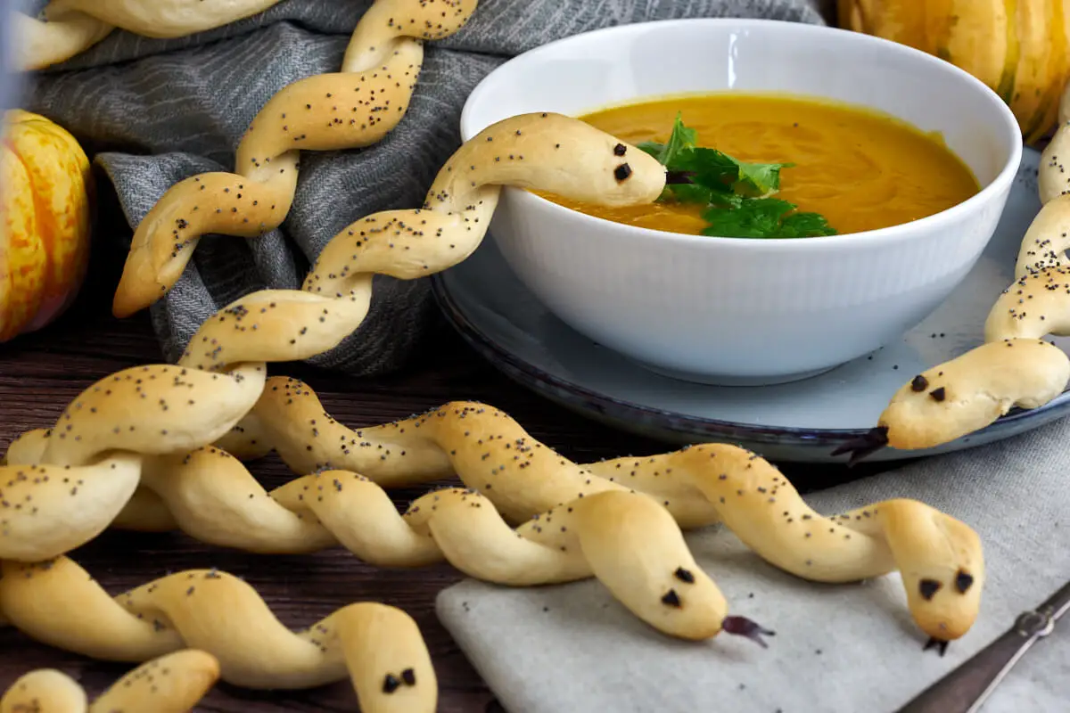 brød stænger formet som slanger som kan serveres til suppe eller dip til halloween