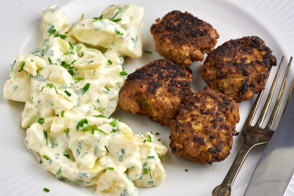 Frikadeller med kartoffelsalat Nem opskrift på den klassiske Danske ret