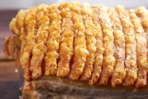 sprøde poppede flæskesvær på flæskesteg.