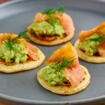 blinis med laks og avocado