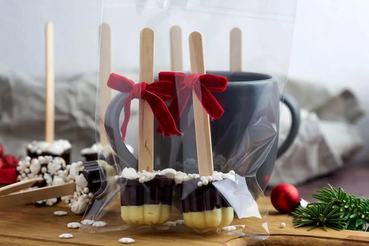 chokoladepinde pakket i cellofanpose som værtindegave eller spiselig adventsgave