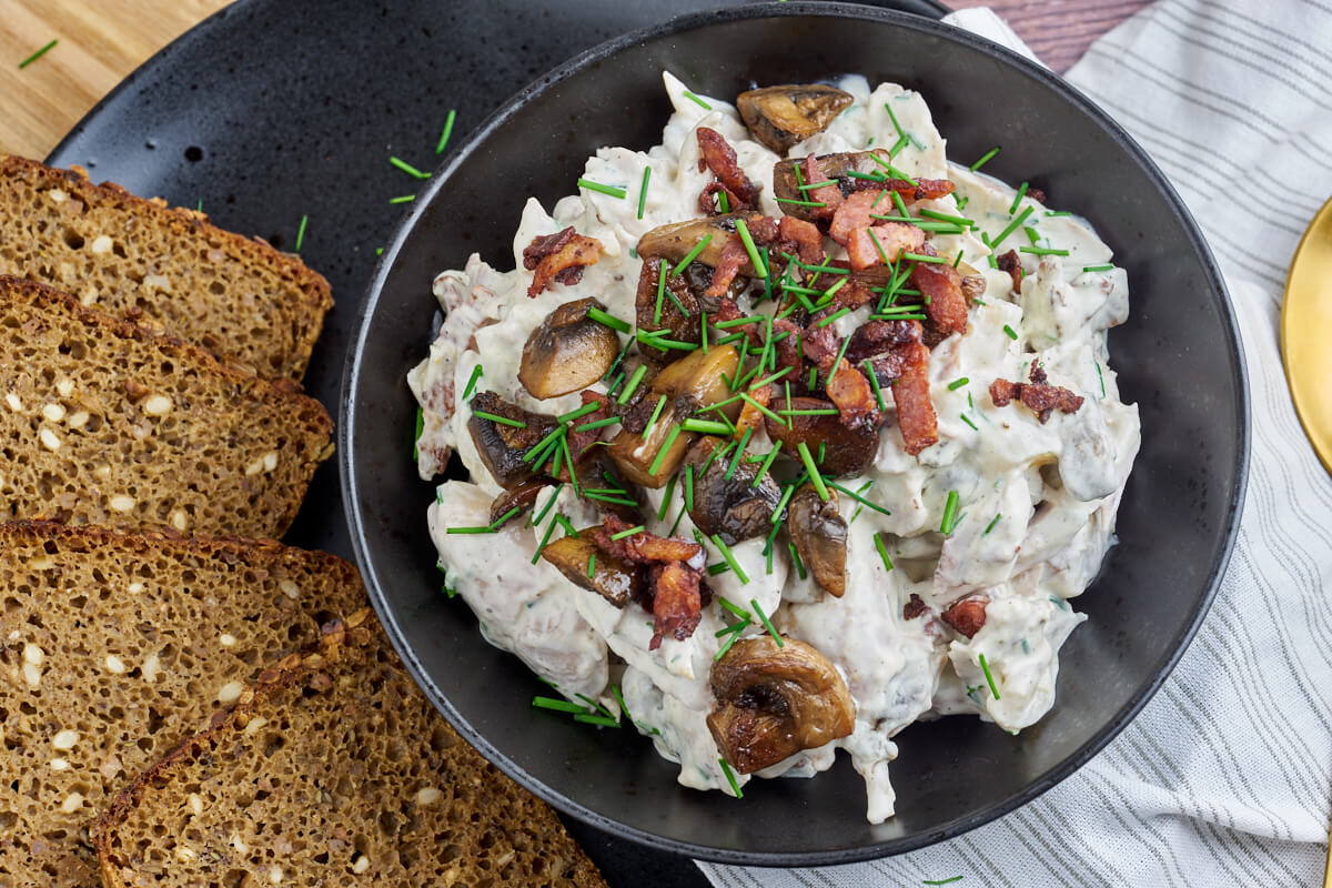 hønsesalat med bacon, asparges og champignoner